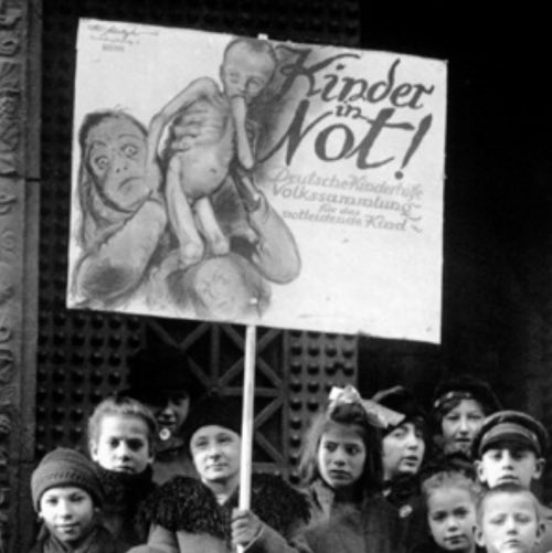 Uma coleta de dinheiro para crianças carentes em Berlim, em novembro de 1920