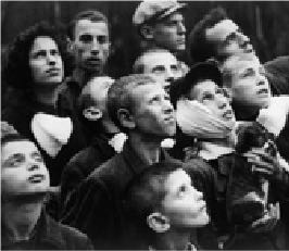 Crianças polonesas olhando para os aviões alemães que atacam Varsóvia